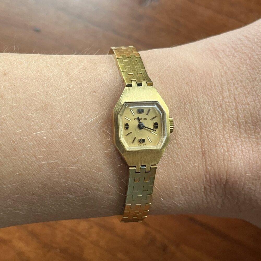 Vintage Women's Watch Croton Mechanical Gold Tone Needs Battery